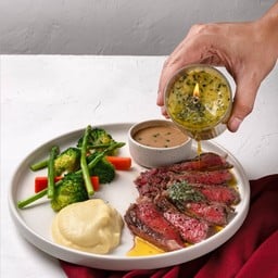 ริบอาย สเต็ก เสิร์ฟพร้อมเนยสมุนไพรและมันบด