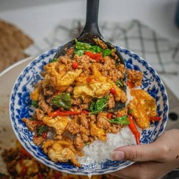 กระเพราไข่เจียวหมูสับ ราดข้าว