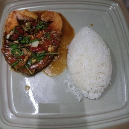 ข้าวปลาแซลมอนซอสกะเพรา