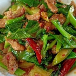 คะน้าหมูชิ้นเป็นกับ