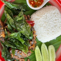 ไข่เยียวม้ากระเพรากรอบ