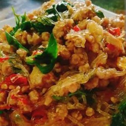 ผัดกระเพราวุ้นเส้นหมูสับราดข้าว