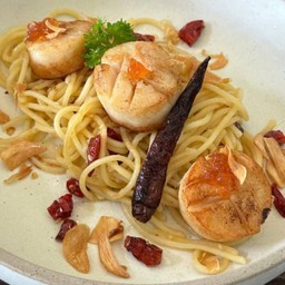 สปาเก็ตตี้ผัดพริกกระเทียม หอยเชลล์ย่าง