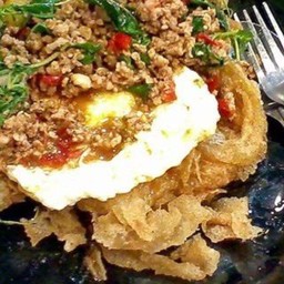 เส้นใหญ่ไข่กรอบกระเพราหมูสัับไข่ดาว