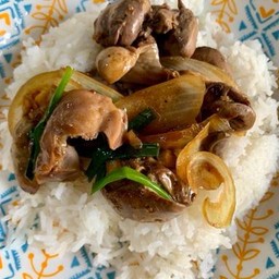 เครื่องในไก่ผัดน้ำมันหอยราดข้าว