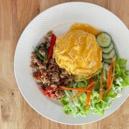 ข้าวกระเพราเนื้อสับไข่ดาว