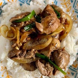 เครื่องในไก่ผัดพริกไทยดำราดข้าว