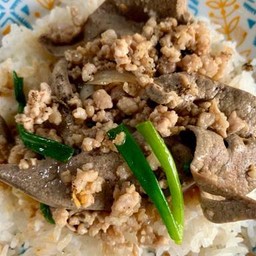 หมูสับ+ตับหมูผัดพริกไทยดำราดข้าว