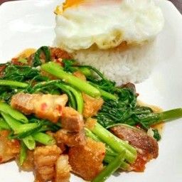 ผัดผักบุ้งหมูกรอบ+ไข่ดาว