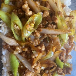 ข้าวหมูผัดพริกหยวก