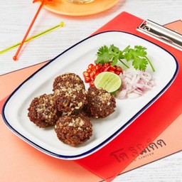 หมูก้อนทอดปลาเค็ม รากผักชี กระเทียม พริกไทย