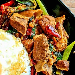 หมูตุ๋นผัดกระเพรา (กับข้าว)