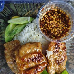 ข้าวหน้าหมูย่างน้ำจิ้มแจ่ว