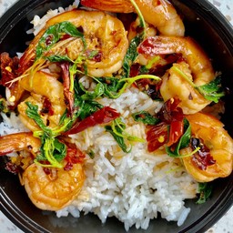 กะเพรากุ้งพริกแห้งราดข้าว