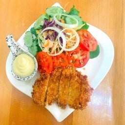 สลัดหมูทอด