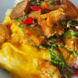 ข้าวไข่ข้นกระเพราหมูกรอบ