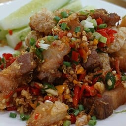 หมูกรอบคั่วพริกเกลือ(ราดข้าว)