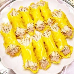 เกี๊ยวหมูเด้งใส้เห็ดเข็มทอง