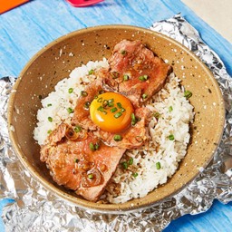 ข้าวหน้าเนื้ออบและไข่แดงดองซีอิ้ว