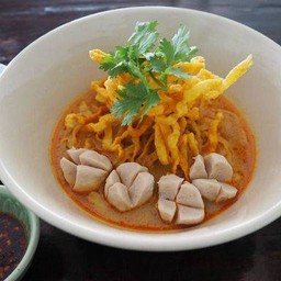 ข้าวซอยลูกชิ้นหมู