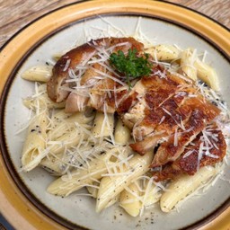 เพนเน่ไก่ย่างครีมซอสทรัฟเฟิล