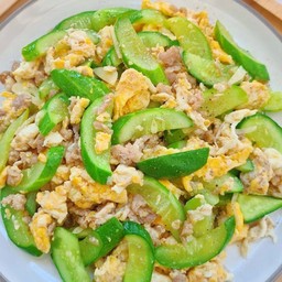 แตงกวาผัดไข่ราดข้าว