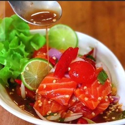 ยำแซลมอนไข่แดง