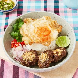 ข้าวหน้าเนื้อก้อนทอดและไข่เป็ดดาวกรอบ