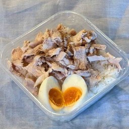 ข้าวราดอกไก่ลวกไข่ต้ม