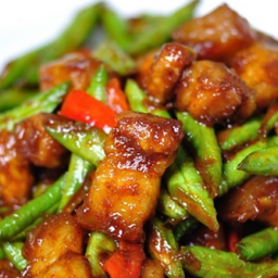 ผัดพริกแกงหมูกรอบ(ราดข้าว)หมู