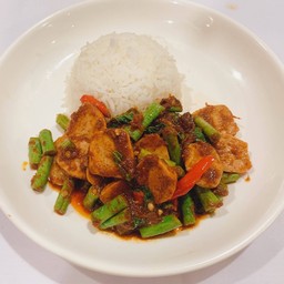 ข้าวราดผัดพริกแกงลูกชิ้นใส่ถั่วฝักยาวเจ