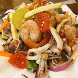 ยำทะเลไข่แดง