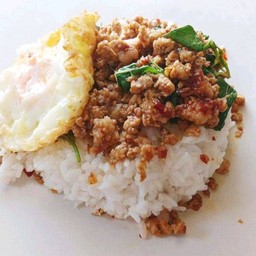 กระเพราหมูสับราดข้าว