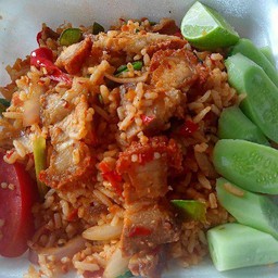 ข้าวผัดต้มยำหมูกรอบ