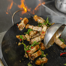 หมูกรอบผัดกะเพรา(กับข้าว).