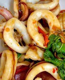 กะเพราปลาหมึก(กับข้าว)