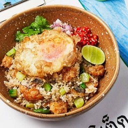 ข้าวผัดปลาเค็มก้านคะน้าและไข่เป็ดดาวกรอบ 