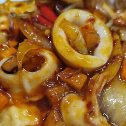 ข้าว ราดปลาหมึกผัดไข่เค็ม