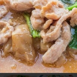ราดหน้าหมู(หมี่กรอบหรือเส้นใหญ่)