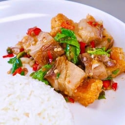 หมูกรอบผัดกะเพรา ราดข้าว