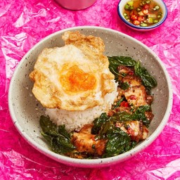 ข้าวกระเพราหมูกรอบกับไข่เป็ดดาวกรอบ