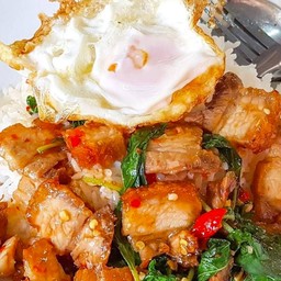 ข้าวกระเพราหมูกรอบ + ไข่ดาว(ราดข้าว)