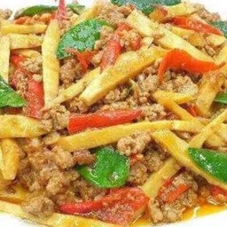 ข้าวผัดพริกแกงหมูใส่หน่อไม้