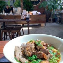 ก๋วยเตี๋ยวเรือหมูตุ๋น