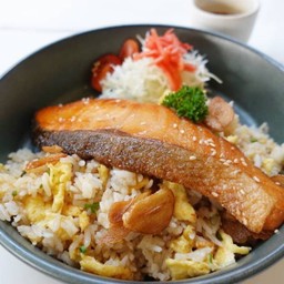 ข้าวผัดกระเทียม แซลมอนเทอริยากิ