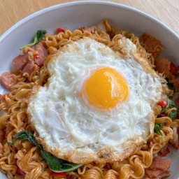 ผัดมาม่ากะเพราเบค่อนไข่ดาว