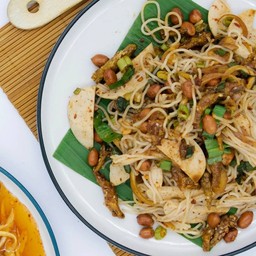 ยำขนมจีน ปลากรอบ หมูสับ หมูยอ