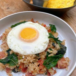ข้าวผัดกะเพราเบค่อนไข่ดาว