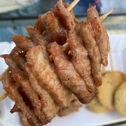 หมูแดดเดียวเสียบไม้