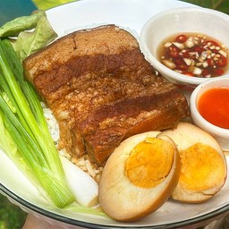 หมูตุ๋นพะโล้ราดข้าว